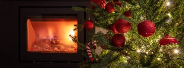 Noel arkaplanı. Xmas ağaç süslemesi ve ışıklar manzarayı kapatır, şömineyi yakar. Kış tatili şenlik evi iç mekan, afiş