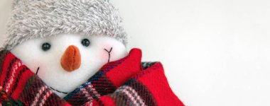 Kırmızı eşarplı mutlu kardan adam beyaz arka planda, görüş açısını kapat, alanı kopyala. Noel tebrik kartı şablonu.