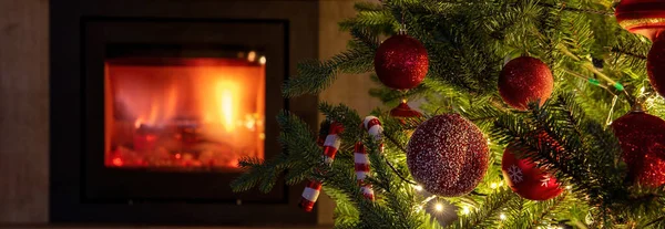 Julbakgrund Julgransdekoration Och Ljus Närbild Brinnande Öppen Spis Vintersemester Festligt — Stockfoto