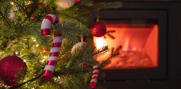 クリスマスの背景 クリスマスツリーの装飾やライトをビューを閉じ 暖炉の燃焼 冬の休日の家のお祝いインテリア — ストック写真