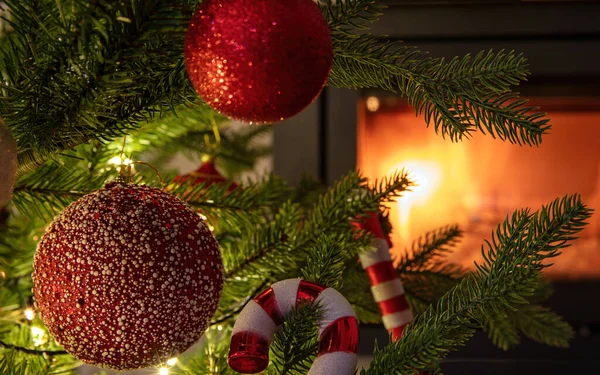 クリスマスの背景 クリスマスツリーの装飾赤い泡とライトを閉じるビュー 暖炉の燃焼 コピースペース — ストック写真