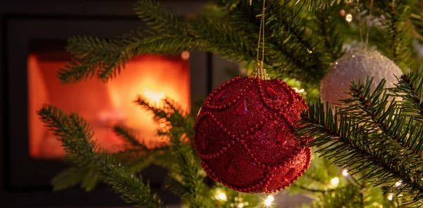 Karácsonyi Háttér Karácsonyfa Dekoráció Fények Közeli Kilátás Égő Kandalló Téli — Stock Fotó