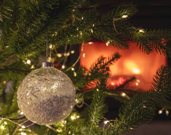 クリスマスの背景 クリスマスツリーの装飾の泡とライトを閉じるビュー 暖炉を燃焼 コピースペース — ストック写真