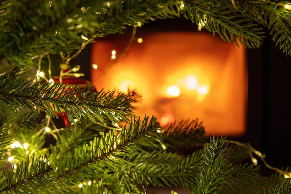 クリスマスの背景 クリスマスツリーとライトを閉じるビュー 暖炉の燃焼 コピースペース — ストック写真