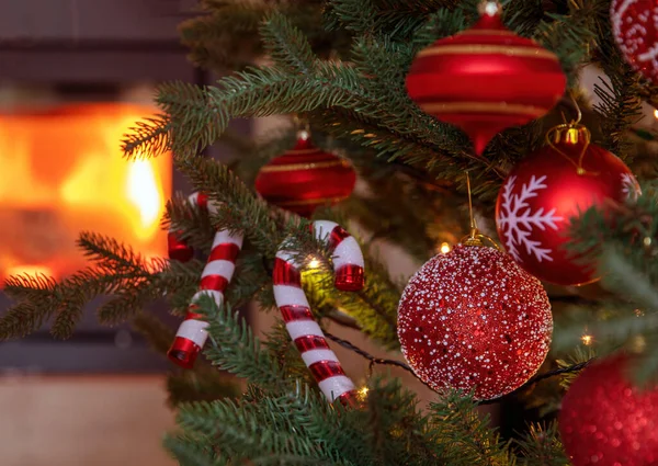 クリスマスツリーの装飾やライトは暖炉の背景を燃焼 ビューを閉じます 冬の休日の家のお祝いインテリア — ストック写真