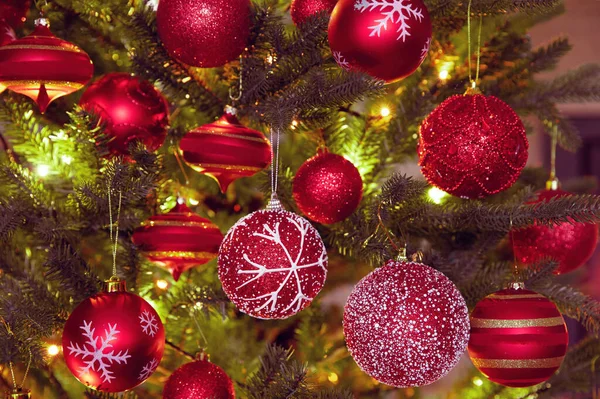 Χριστουγεννιάτικο Φόντο Χριστουγεννιάτικη Διακόσμηση Δέντρο Κόκκινα Μπιχλιμπίδια Και Φώτα Close — Φωτογραφία Αρχείου