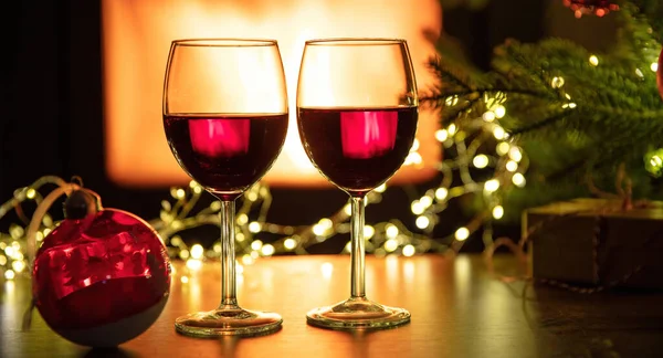 Festeggiamenti Due Bicchieri Vino Rosso Decorazione Sul Tavolo Bruciante Sfondo — Foto Stock