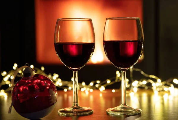 Fête Noël Deux Verres Vin Rouge Décoration Sur Table Fond — Photo