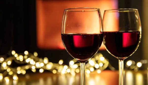 Festeggiamenti Due Bicchieri Vino Rosso Bokeh Luci Decorazione Sul Tavolo — Foto Stock