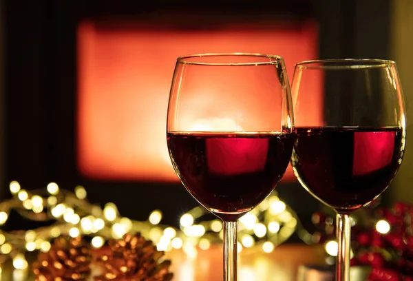 Χριστουγεννιάτικη Γιορτή Δύο Ποτήρια Κόκκινο Κρασί Και Bokeh Φώτα Διακόσμηση — Φωτογραφία Αρχείου