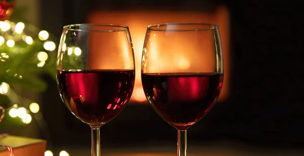 Deux Verres Vin Rouge Bokeh Lumières Décoration Sur Fond Cheminée — Photo