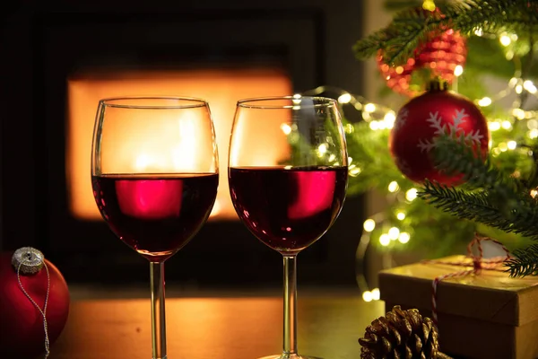 Χριστουγεννιάτικη Γιορτή Δύο Ποτήρια Κόκκινο Κρασί Xmas Παρουσιάζει Και Διακόσμηση — Φωτογραφία Αρχείου