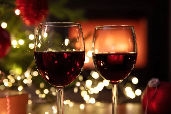 Celebração Natal Dois Copos Vinho Tinto Xmas Presentes Decoração Mesa — Fotografia de Stock