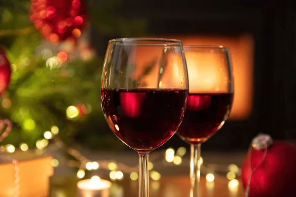 Fête Noël Deux Verres Vin Rouge Cadeaux Noël Décoration Sur — Photo