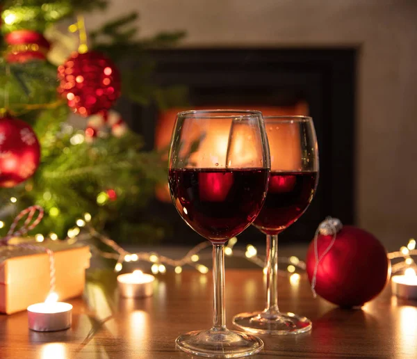 Fête Noël Deux Verres Vin Rouge Cadeaux Noël Décoration Sur — Photo