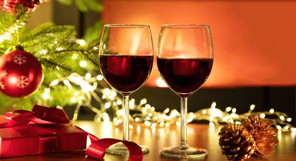 Vino Rosso Decorazione Natalizia Sul Tavolo Bruciante Sfondo Camino Natale — Foto Stock