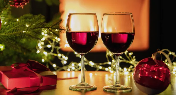 Vin Rouge Décoration Noël Sur Table Fond Cheminée Brûlante Noël — Photo