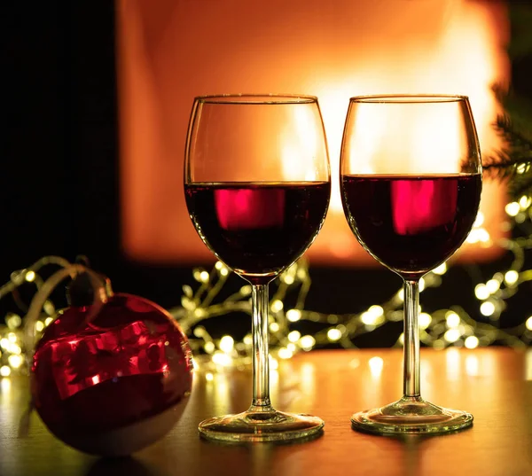 Festeggiamenti Due Bicchieri Vino Rosso Decorazione Sul Tavolo Bruciante Sfondo — Foto Stock