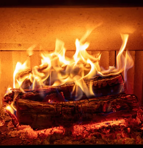 Şömineye Yakın Ateş Alevi Yanan Odun Kütükleri Kışın Sıcak Manzara — Stok fotoğraf