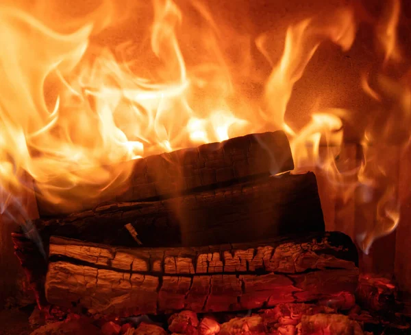 Φωτιά Και Ξύλα Που Καίγονται Τζάκι Κοντά Ζεστό Σπίτι Χειμώνα — Φωτογραφία Αρχείου
