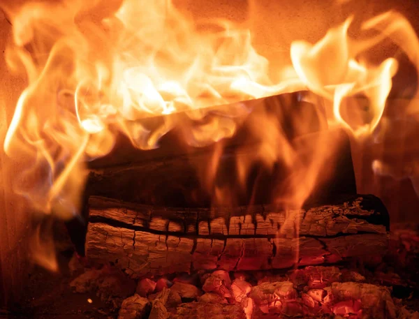 Ateş Alevleri Yanan Odun Odunları Yakın Bir Şömine Kışın Sıcak — Stok fotoğraf