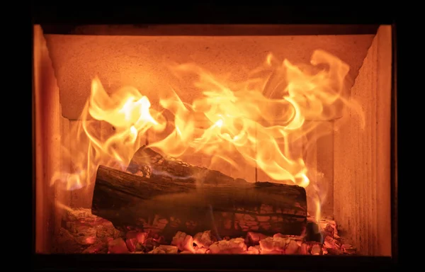 燃着的篝火和燃烧着的木柴 能量炉的壁炉近在咫尺 冬天温暖的回家 — 图库照片