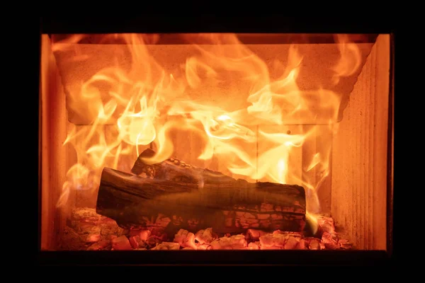 Tűz Lángok Égő Fatörzsek Energiatüzelésű Kandalló Közelről Elölnézetből Meleg Otthon — Stock Fotó
