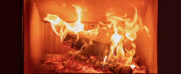 Τζάκι Κοντά Φωτιά Φλόγα Και Καύση Κούτσουρα Ξύλου Ζεστό Σπίτι — Φωτογραφία Αρχείου