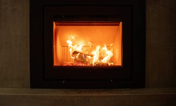 Ohniště Hořící Klády Energetický Krb Stěně Teplý Domov Zimě Pohled — Stock fotografie