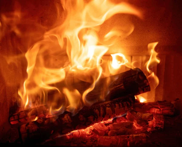 Ateş Alevleri Yanan Odun Odunları Yakın Bir Şömine Kışın Sıcak — Stok fotoğraf