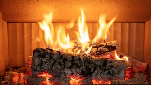 붙이고 불꽃을 피우고 장작을 태우고 겨울에 집에서 전면을 수있다 — 스톡 사진