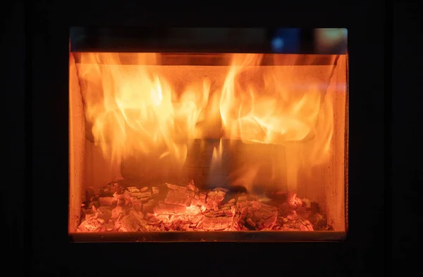 Τζάκι Κοντά Φωτιά Φλόγα Και Φλεγόμενα Ξύλα Κούτσουρα Γυάλινη Πόρτα — Φωτογραφία Αρχείου