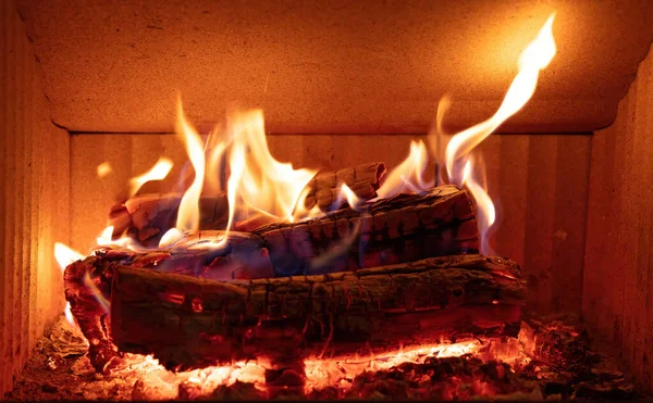 붙이고 불꽃을 피우고 장작을 태우고 겨울에 집에서 전면을 수있다 — 스톡 사진