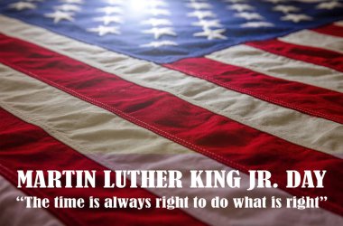 Martin Luther King Jr. Kutlama Günü. MLK alıntısı, ABD bayraklarıyla ilgili metin. Doğru olanı yapmak için doğru zaman her zaman doğrudur.