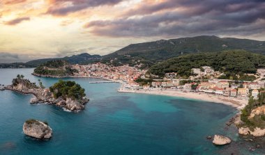 Yunanistan Parga, Varış noktası Epirus. Kıyı kenti, Panagia şapeli ve adası, doğa, dağ, bulutlu gökyüzü arka planı insansız hava görüntüsü..