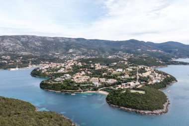 Sivota Yunanistan. Syvota kumlu plajlarının havadan görünüşü, Epirus İyon kıyıları. Mavi bulutlu gökyüzü. Yaz tatili