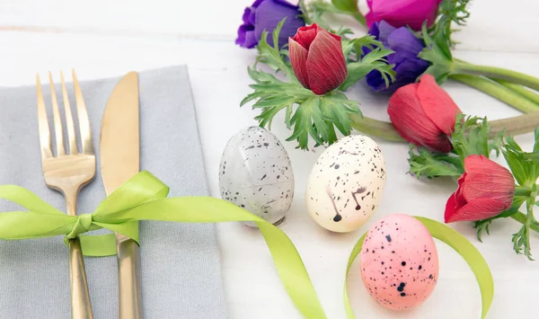 复活节餐桌摆设 春花彩蛋装饰 餐巾和白色木制背景的金色餐具 — 图库照片