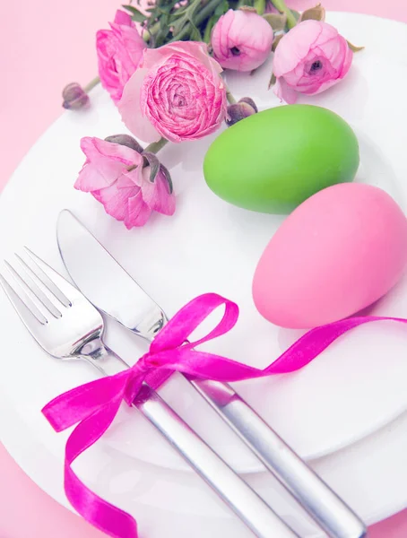 复活节庆祝餐桌上快乐 复活节彩蛋和蝴蝶花装饰盘 粉红的背景 — 图库照片