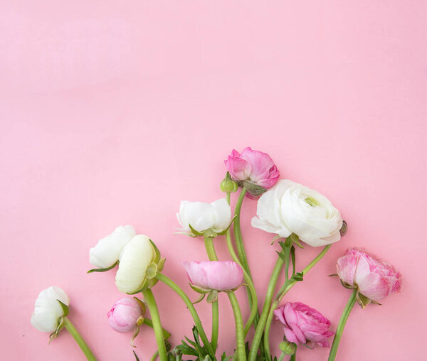 Buttercups цветочный букет на пастельно-розовом фоне, копировать пространство. Женщина, день матери