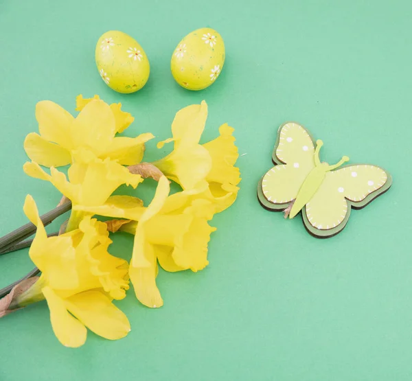 Paaseieren Gele Narcissen Bloemen Bos Lente Seizoen Decoratie Groene Achtergrond — Stockfoto