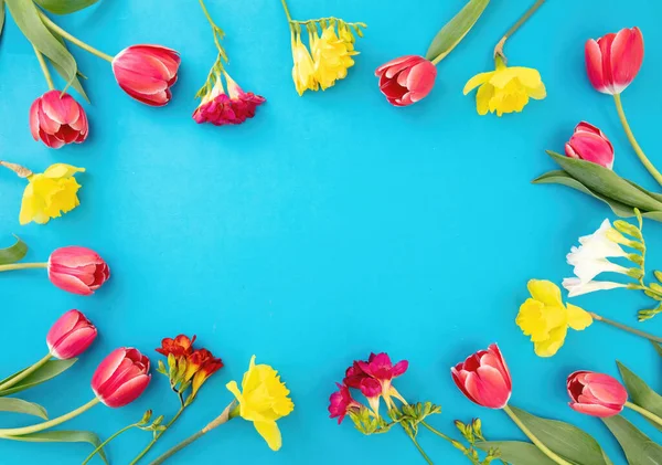 Moldura Flores Primavera Fundo Azul Espaço Cópia Feliz Páscoa Mulher — Fotografia de Stock