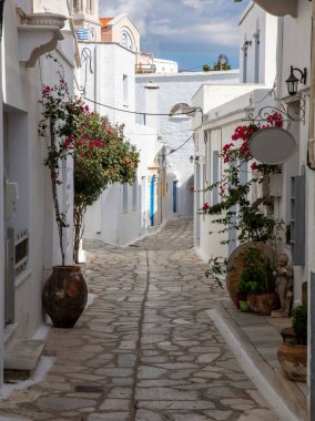 Yunanistan. Tinos sanat adası, Pyrgos köyünün asfalt sokağındaki Cycladic mimarisi, beyazlatılmış duvar, merdiven, güneşli gün..