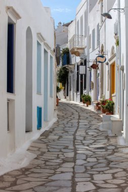 Yunanistan. Tinos sanat adası, Pyrgos köyünün asfalt sokağındaki Cycladic mimarisi, beyazlatılmış duvar, merdiven, güneşli gün..