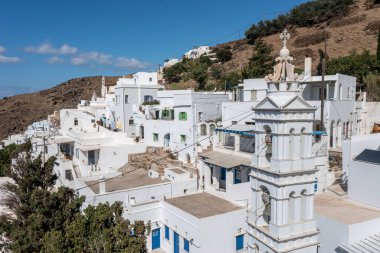 Cyclades, Yunanistan. Tinos Yunan adası, Kardiani köyünün hava aracı manzarası beyaz renkli binalar ve kilise çanı, mavi gökyüzü