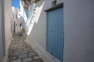 Tinos Adası Yunanistan. Kiklad mimarisi Kardiani köyünde beyaz ve mavi renkte. Paved sokağı ve merdivenleri.