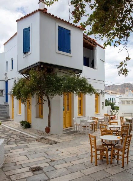 Yunani Pulau Tinos Cyclades Luar Kafe Tradisional Dengan Jendela Kuning — Stok Foto