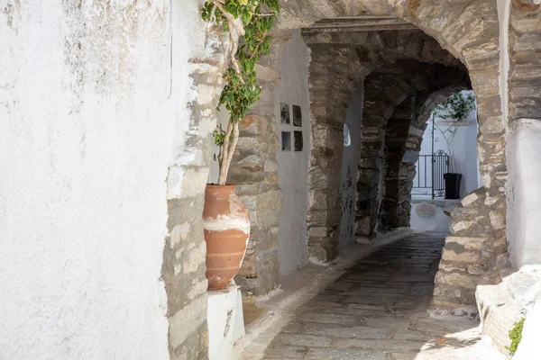 Τήνος Ελλάδα Κυκλαδίτικη Αρχιτεκτονική Στο Χωριό Καρδιανή Τοξωτό Πέτρινο Τείχος — Φωτογραφία Αρχείου