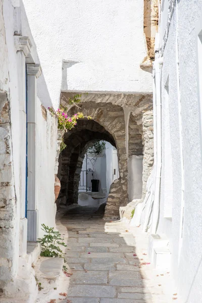 ギリシャのティノス島 カルディアーニ村のキュクラデス建築 アーチ型の石壁は 狭い石畳の路地 白塗りの壁をカバーしています — ストック写真