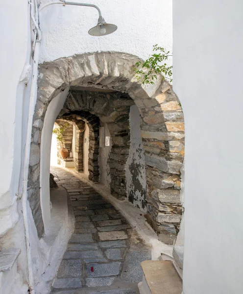ギリシャのティノス島 カルディアーニ村のキュクラデス建築 アーチ型の石壁は 狭い石畳の路地 白塗りの壁をカバーしています — ストック写真