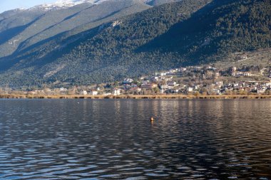 Ioannina şehri Pamvotis Gölü, Epirus Yunanistan. Giannena şehri suyun yanına inşa edildi, tarihi geleneksel varış yeri, karlı dağ zirvesi arka planı.
